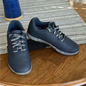 NOBULL TRAINERS. WOMEN’s SZ.9. Dark Blue. EUC